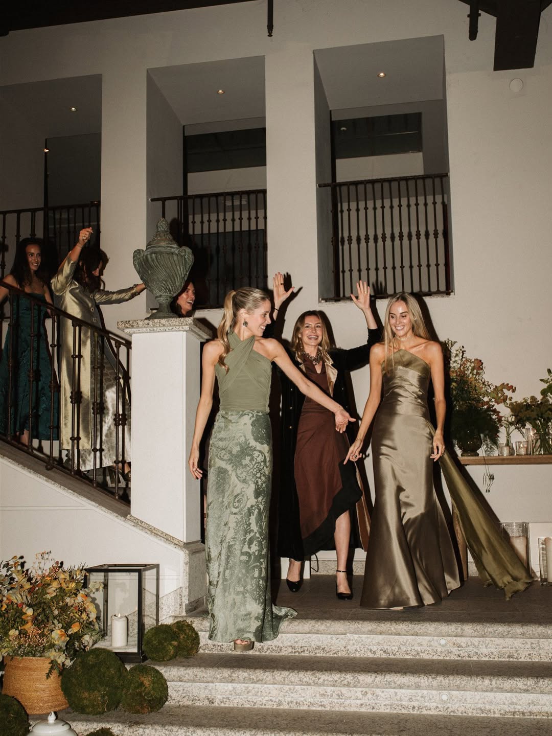 Invitadas vestidas de VELVART a medida en una boda